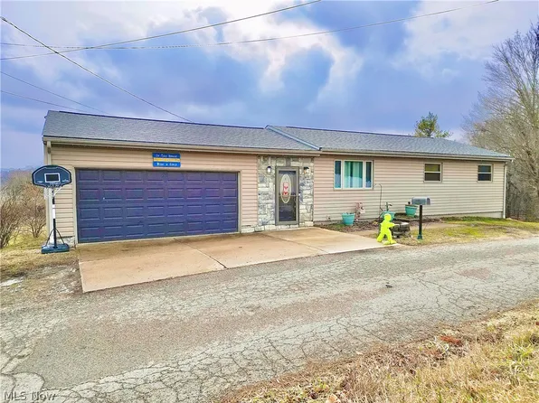 1446 Riverview Dr, Zanesville, OH 43701