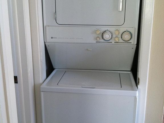 Washer/Dryer included