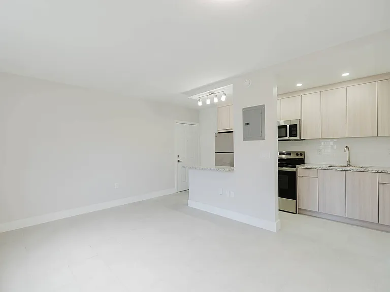 Legacy at Dadeland — Photo 18