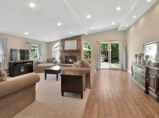 5 Somers Ct, Farmingville, NY 11738
