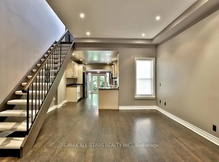 68 Macpherson Ave — Photo 2