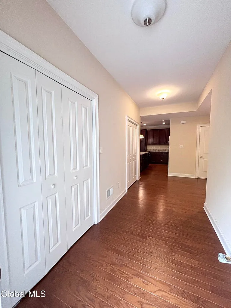 2 bed, 1500 sqft, $2,300 — Photo 3