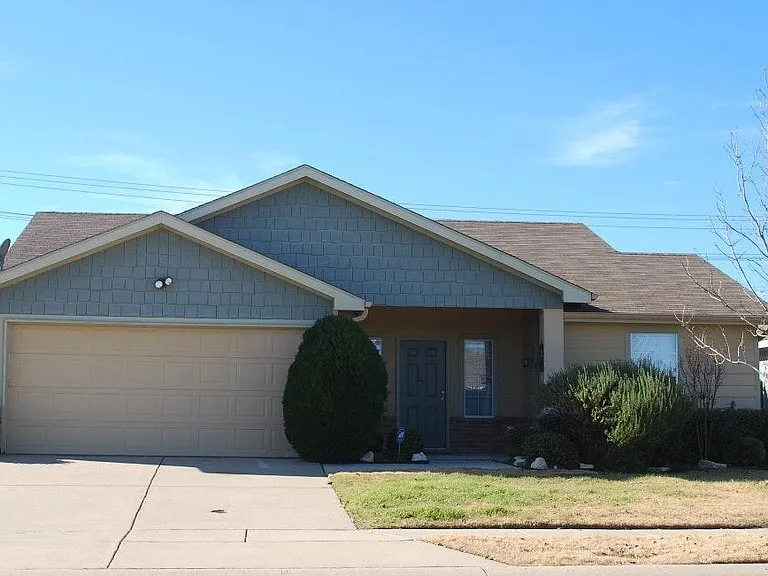 2404 Grover Cleveland Dr — Photo 1