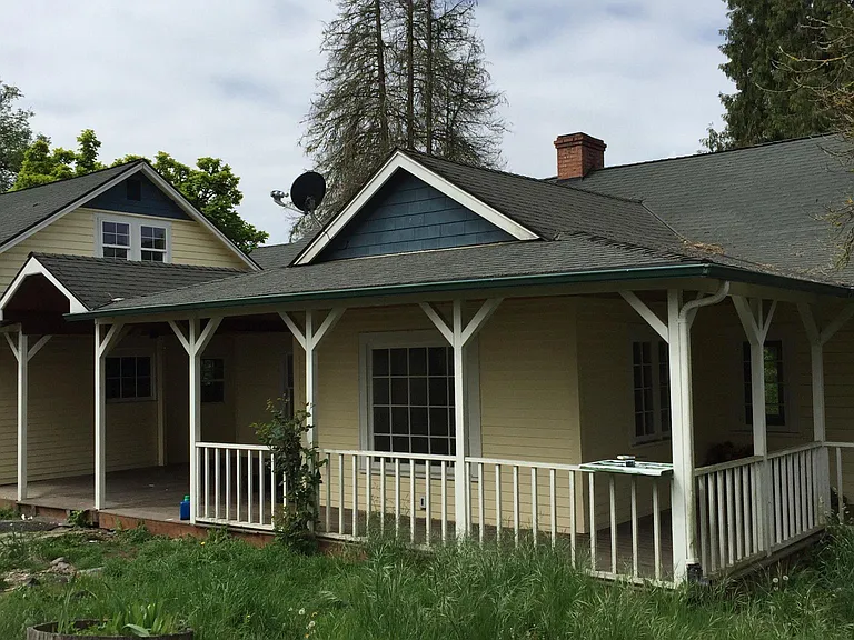 909 SE Edwards Dr — Photo 3