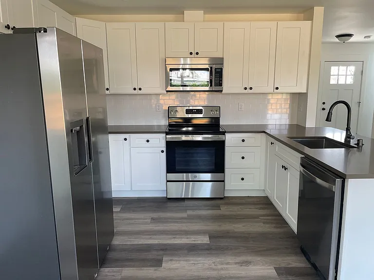 1008 W Charlotte St — Photo 5