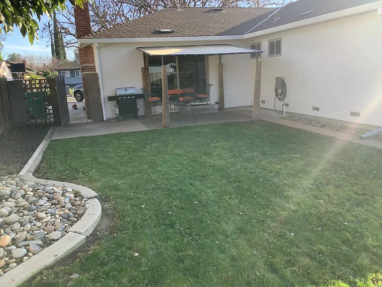 453 Leslie Ave — Photo 21