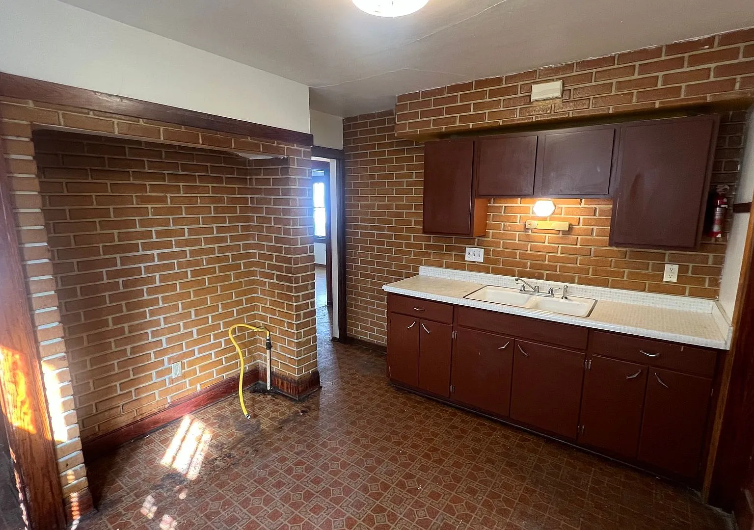 Freshly Updated 2-Bedroom Lower Duplex with Optional Garage Near Expressway Access — Photo 3