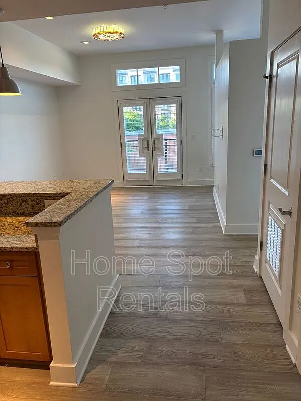 1 bed, 1.0 bath, 610 sqft, $1,575 — Photo 2