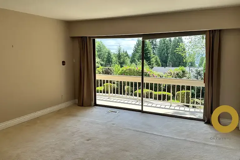 1192 Chartwell Cres #1A — Photo 6