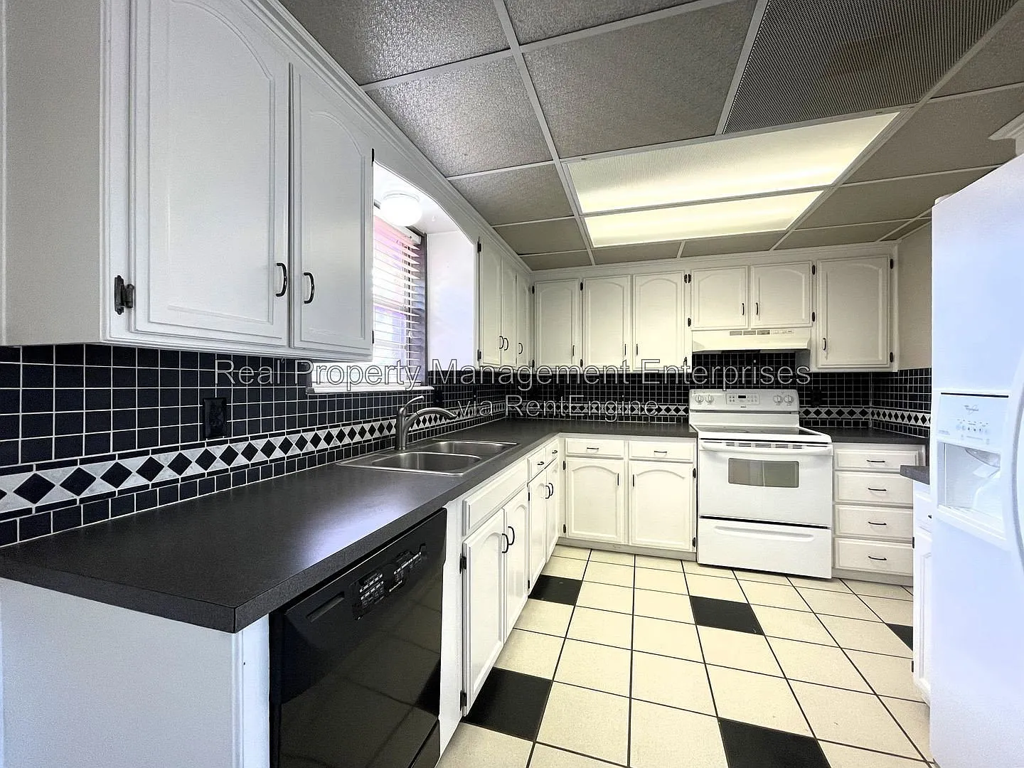3 bed, 1.0 bath, 994 sqft, $1,375 — Photo 4