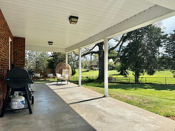 4th image of 2221 Campground Rd