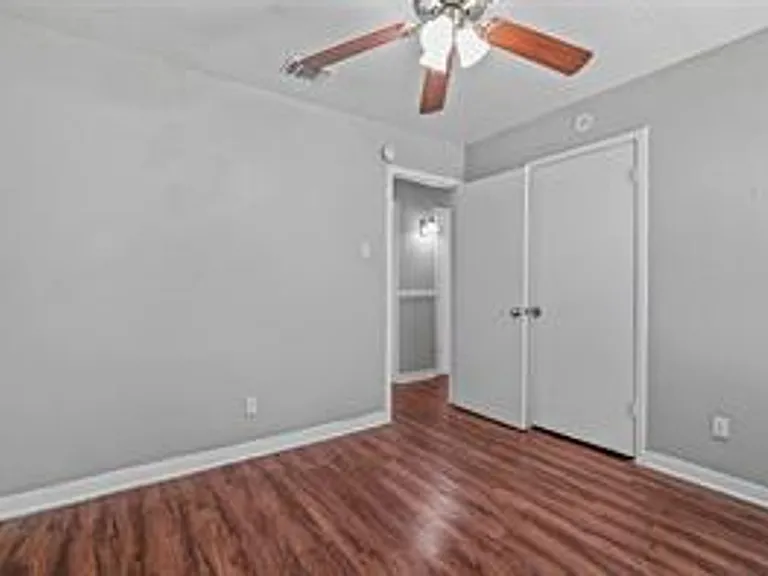 Ennis Place Apartments: Leasing Specials! Great location & Upgrades! — Photo 15