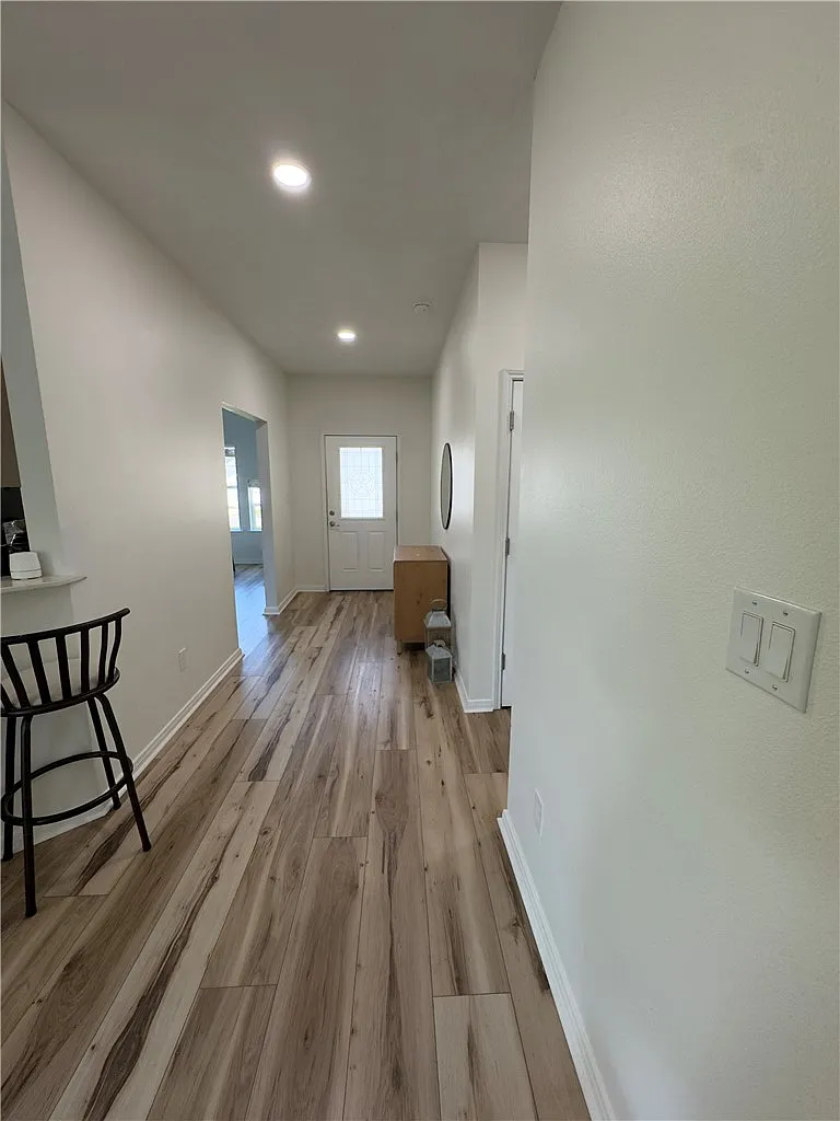 3 bed, 1599 sqft, $2,100 — Photo 4