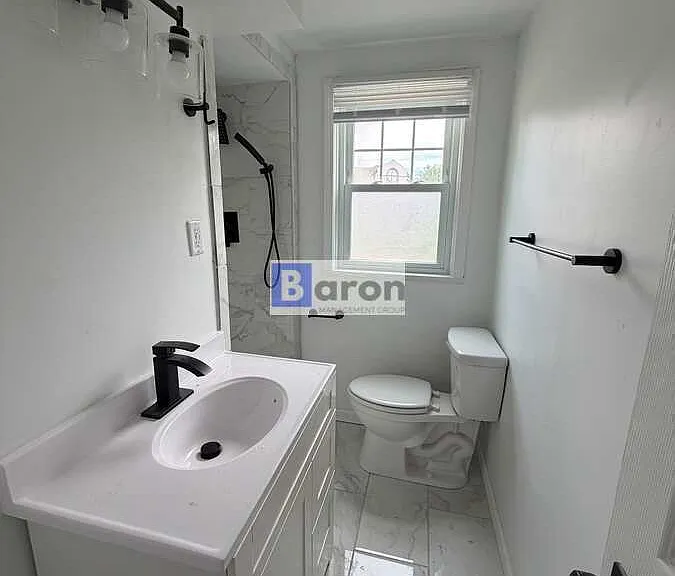 922 Oxford St — Photo 4