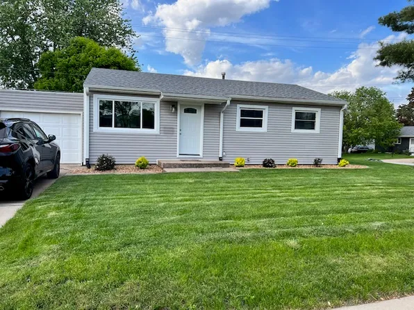 1514 Spruce Hills Dr, Bettendorf, IA 52722