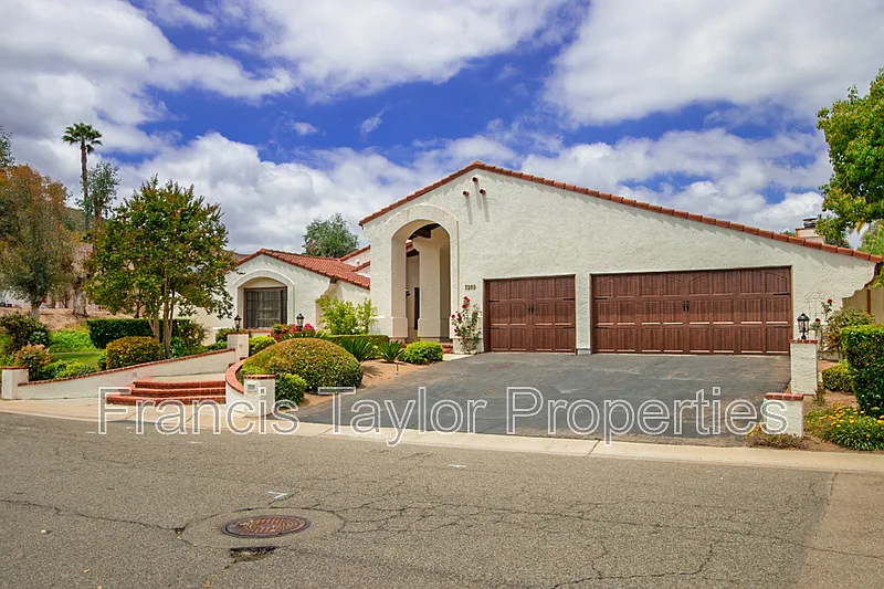 4 bed, 2.5 bath, 2842 sqft, $4,900 — Photo 2