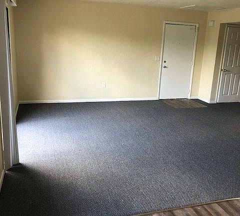 Living Room/Dining Area