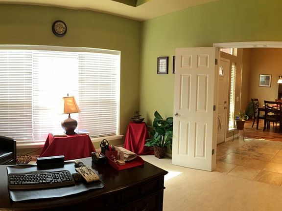 3rd image of 3042 Cromwell Ave