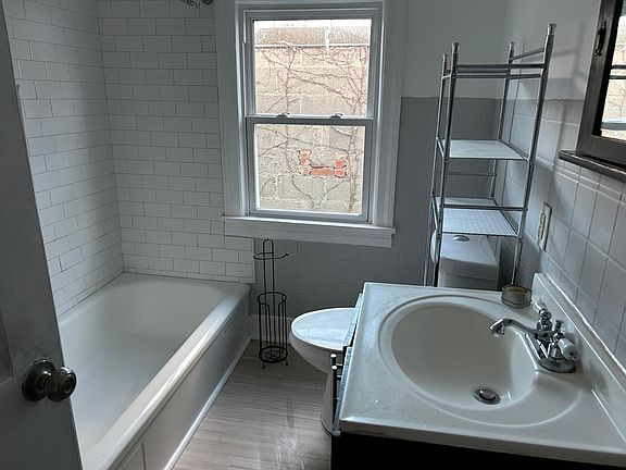 2nd image of 1810 W Genesee St APT 11