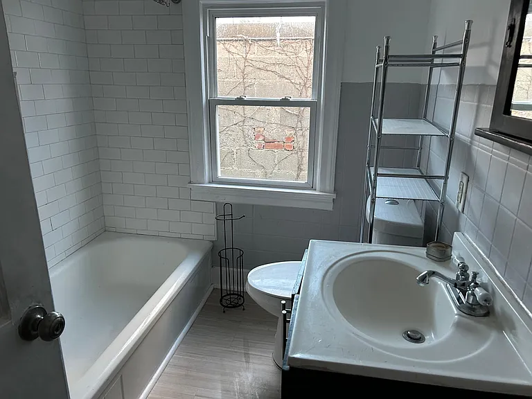 1810 W Genesee St #11 — Photo 2