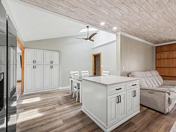 5th image of 18039 Summer Ln S