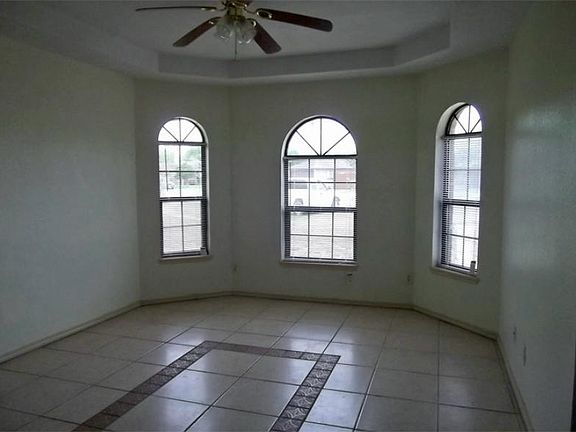 3rd image of 304 Lone Oak Ct