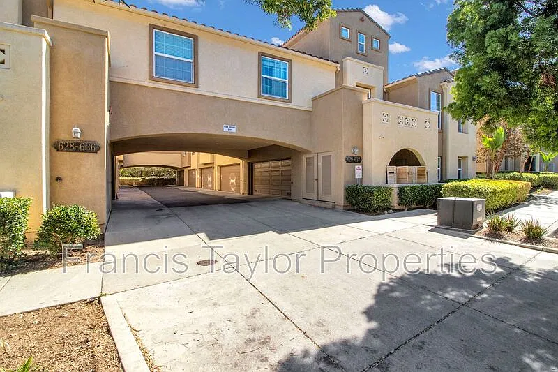3 bed, 3.0 bath, 1238 sqft, $3,750 — Photo 2