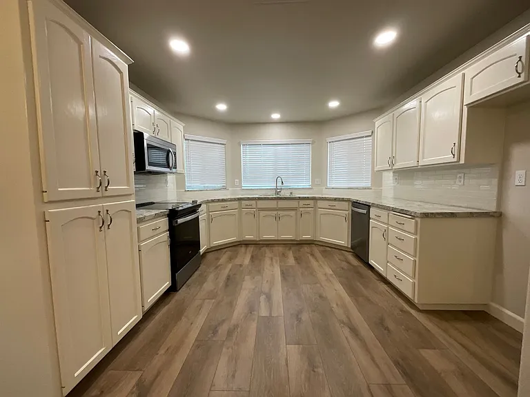 1834 E Lester Ave — Photo 4