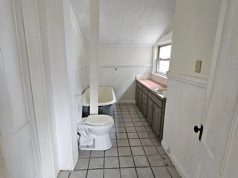 605 Hall St — Photo 11