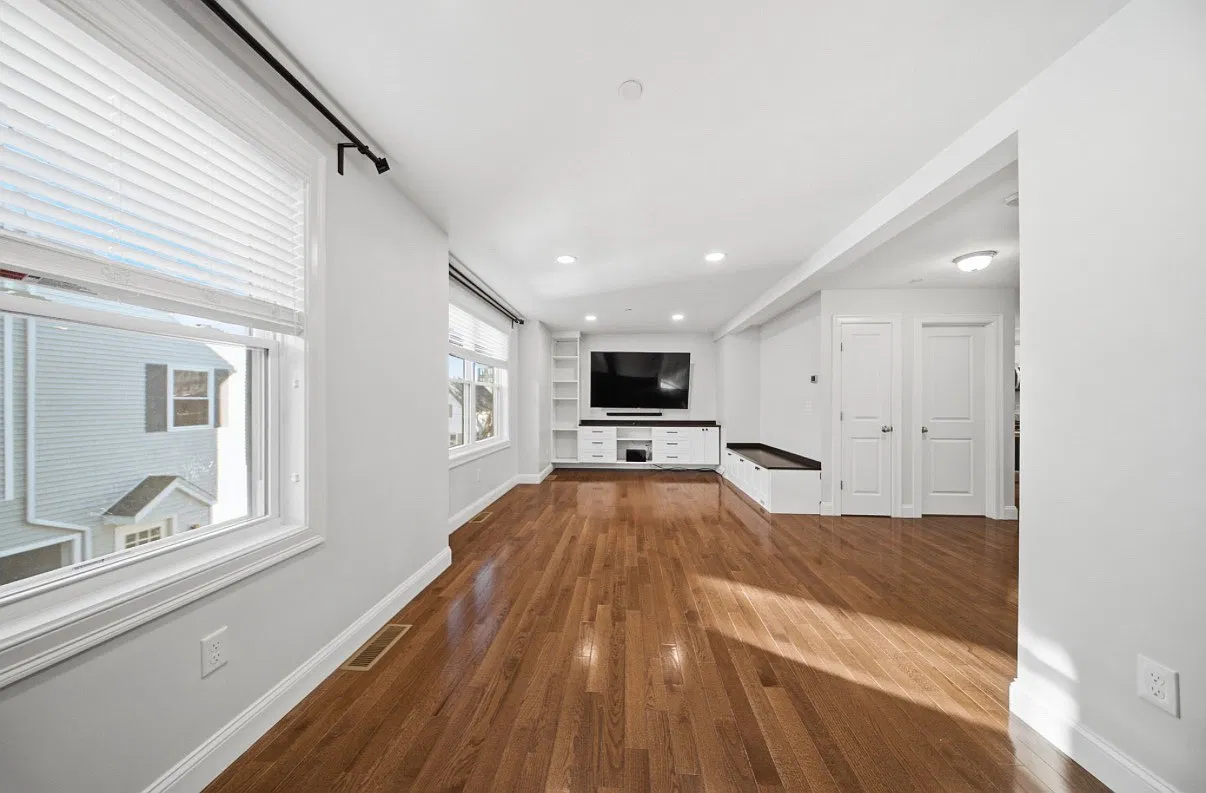 3 bed, 2.5 bath, 1900 sqft, $3,450 — Photo 2