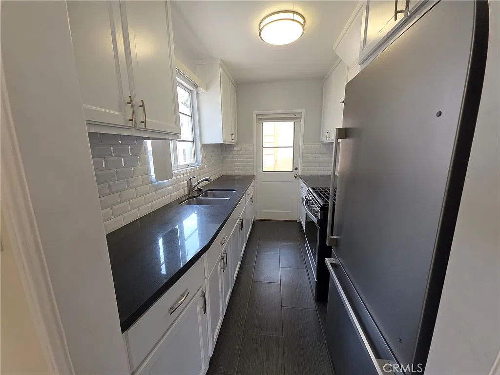 2 bed, 700 sqft, $3,500 — Photo 4