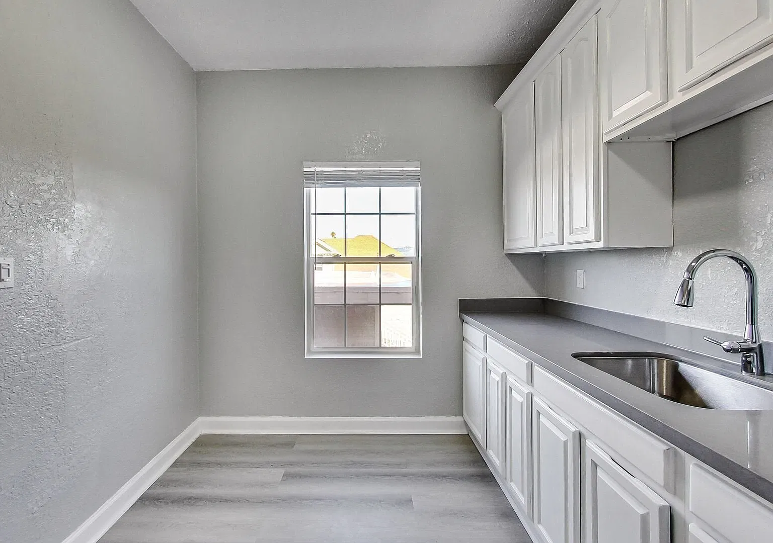 1 Month Free - Newly renovated Studio! Laundry on-site! — Photo 4