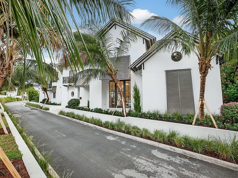 400 Mola Ave — Photo 82