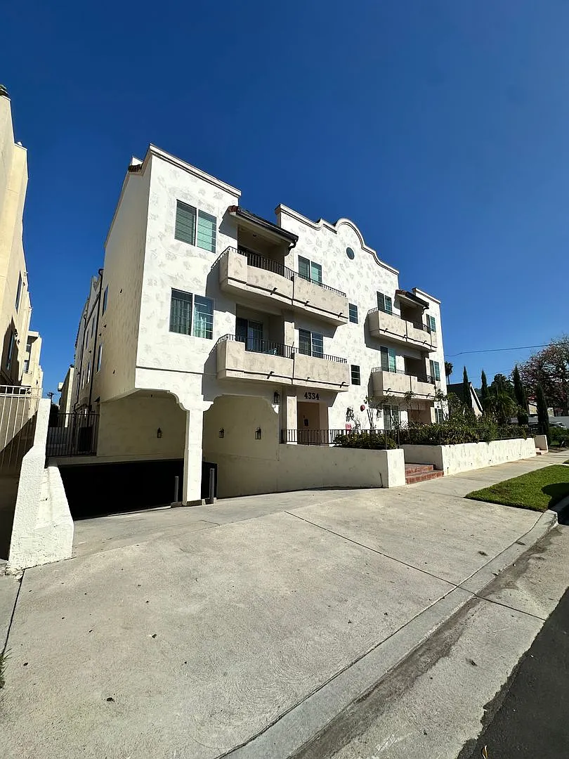 Prime Sherman Oaks Living Remodeled Rare Ground Level Spacious 3 Bed / 3.5 Bath — Photo 2