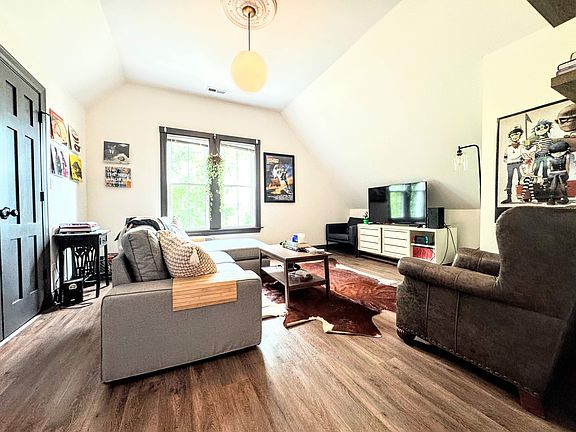 2nd image of 1040 W Roscoe St Unit 3