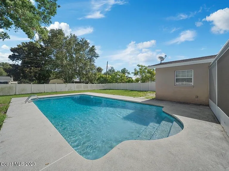 380 Maple Pl — Photo 2