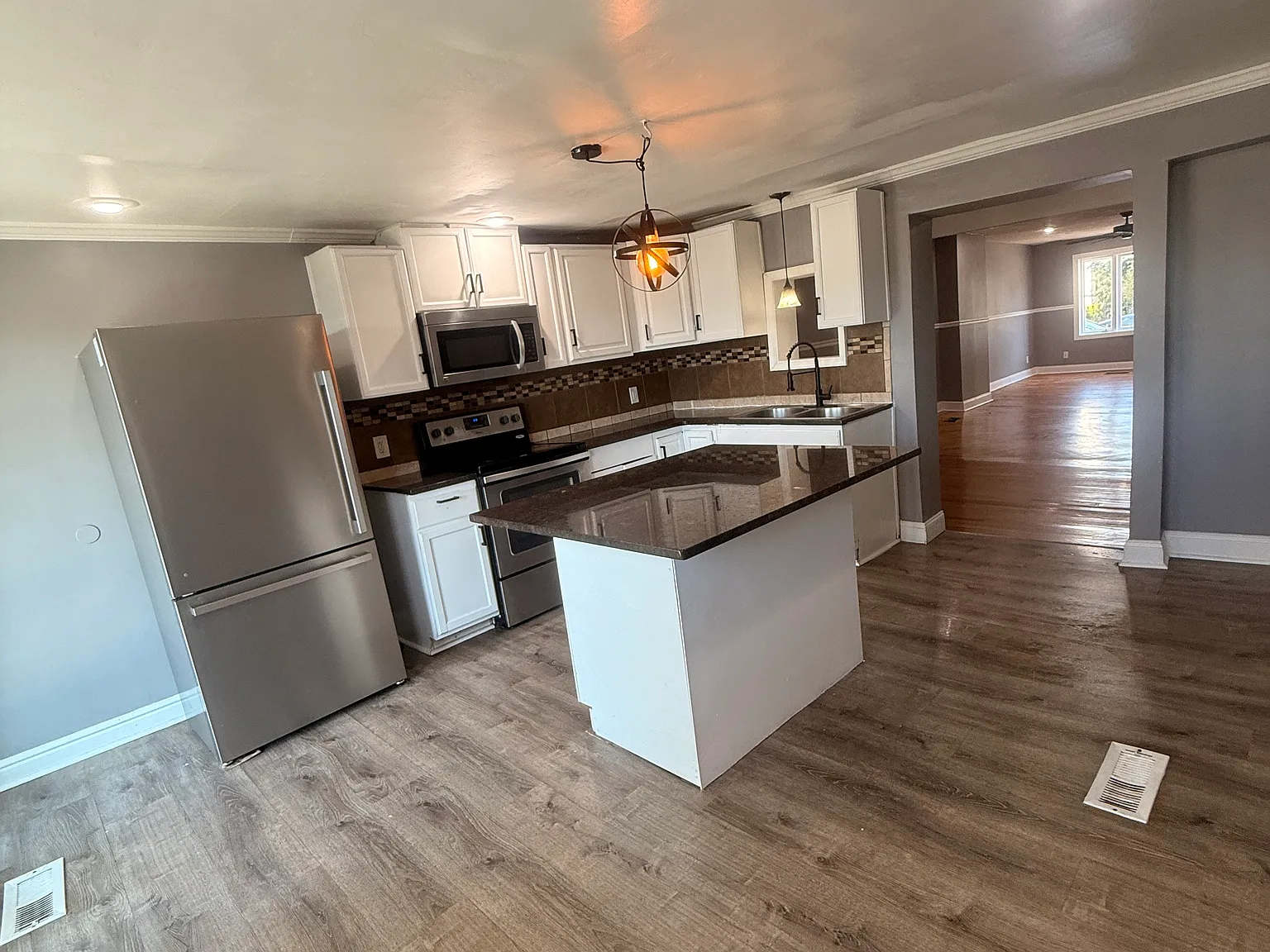 4 bed, 1.5 bath, 1372 sqft, $2,000 — Photo 2