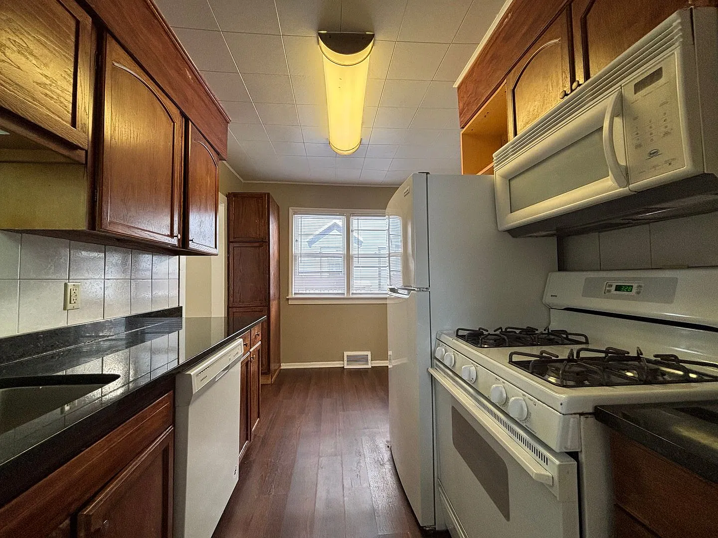 Phenomenal 2 Bedroom House In St. Paul Neighborhood! Apply Today! — Photo 2