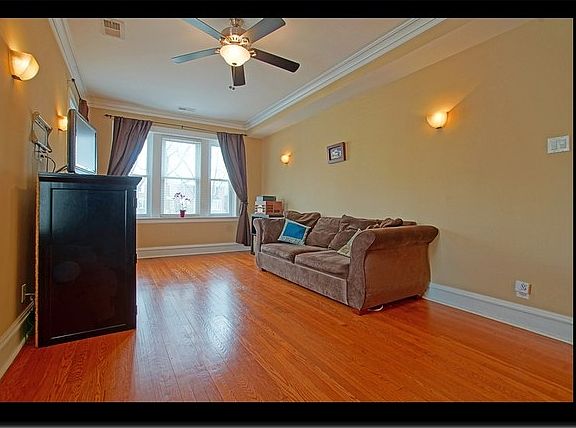 3rd image of 5660 N Maplewood Ave #1