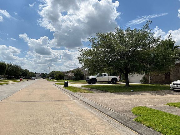 5th image of 8719 Cedar Walk Dr