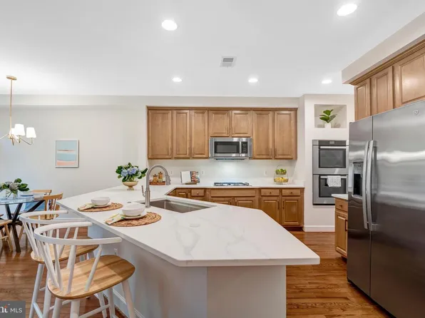 104 Herndon Mill Cir, Herndon, VA 20170