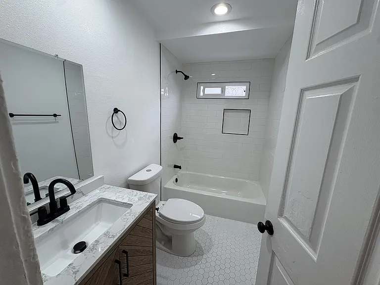311 1/2 W 33rd St #1/2 — Photo 3