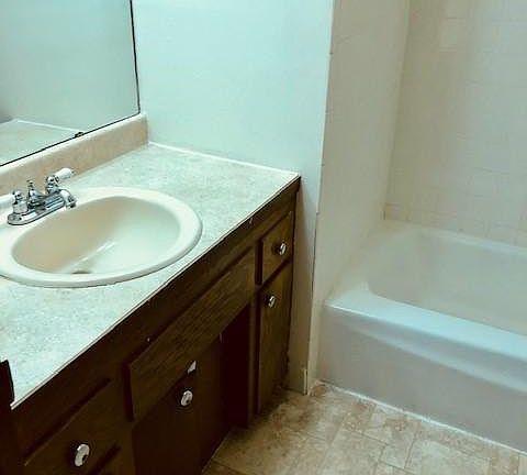 5th image of 2555 N Oakland Ave APT 201