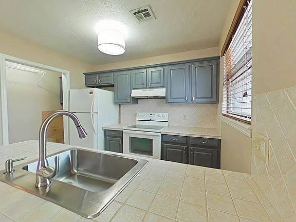 4th image of 6807 NW Willow Springs Dr