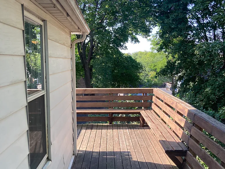 L shaped deck off of kitchen