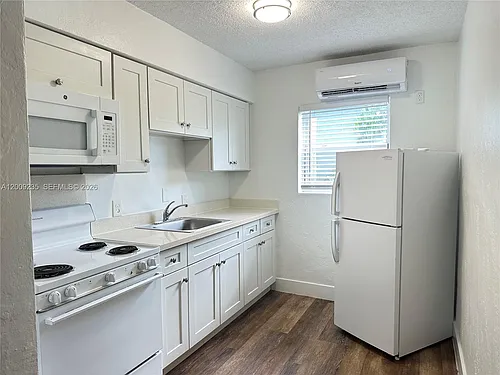1821 Thomas St Photo 1