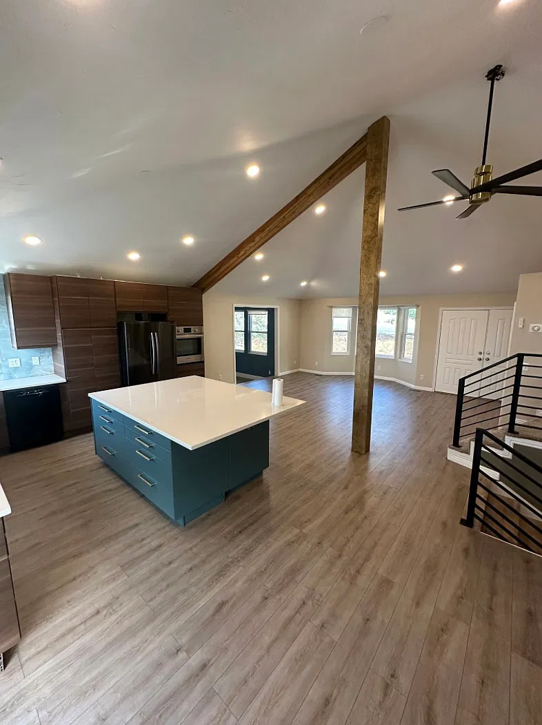 6 bed, 3980 sqft, $3,995 — Photo 2
