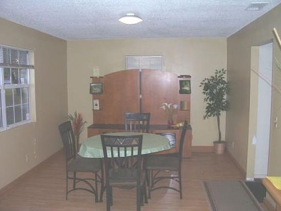 5th image of 1085 N Lakewood Ave