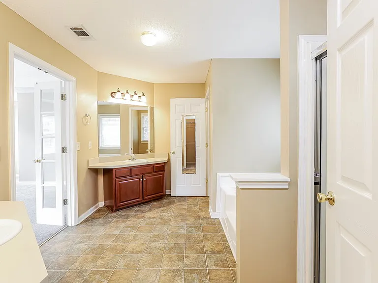 815 Tynsdale Dr — Photo 10