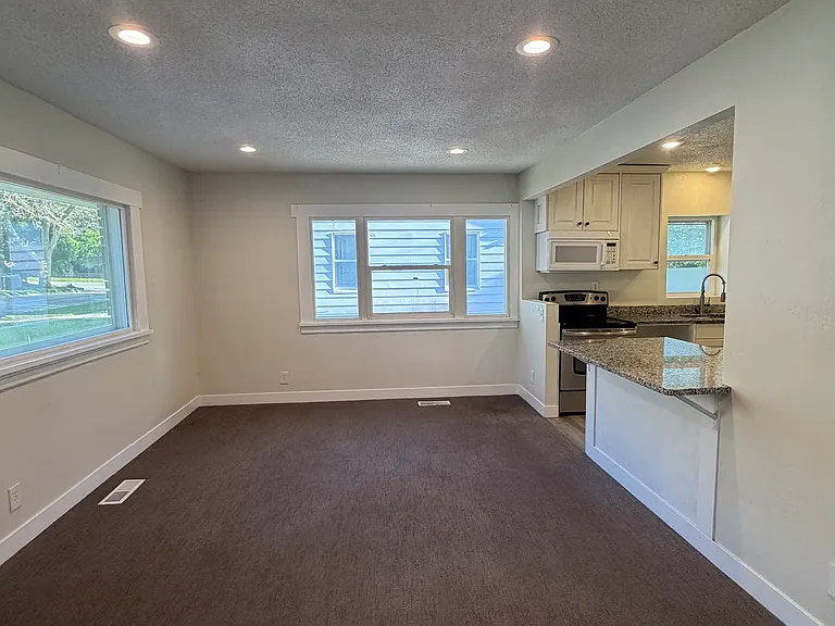 Dining Area with Breakfast Bar